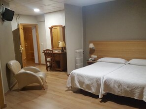 書桌、遮光布/窗簾、免費無線上網、床單