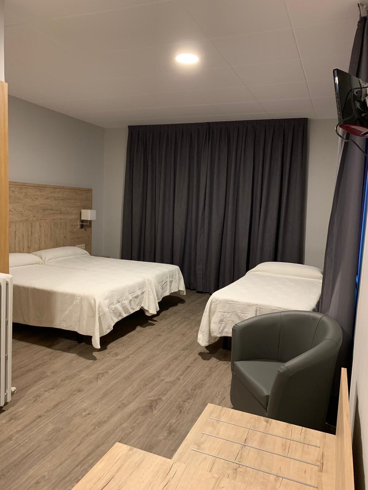 Escritorio, cortinas opacas, wifi gratis y ropa de cama