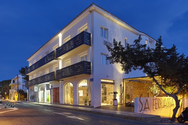 Fassade der Unterkunft – Abend/Nacht