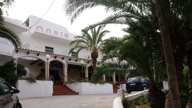 Un edifici blanc amb un rètol que diu "Oasis".