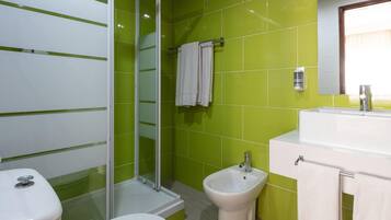 Caja fuerte, sistema de insonorización, wifi gratis y ropa de cama