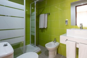 In-room safe, soundproofing, free WiFi, bed sheets