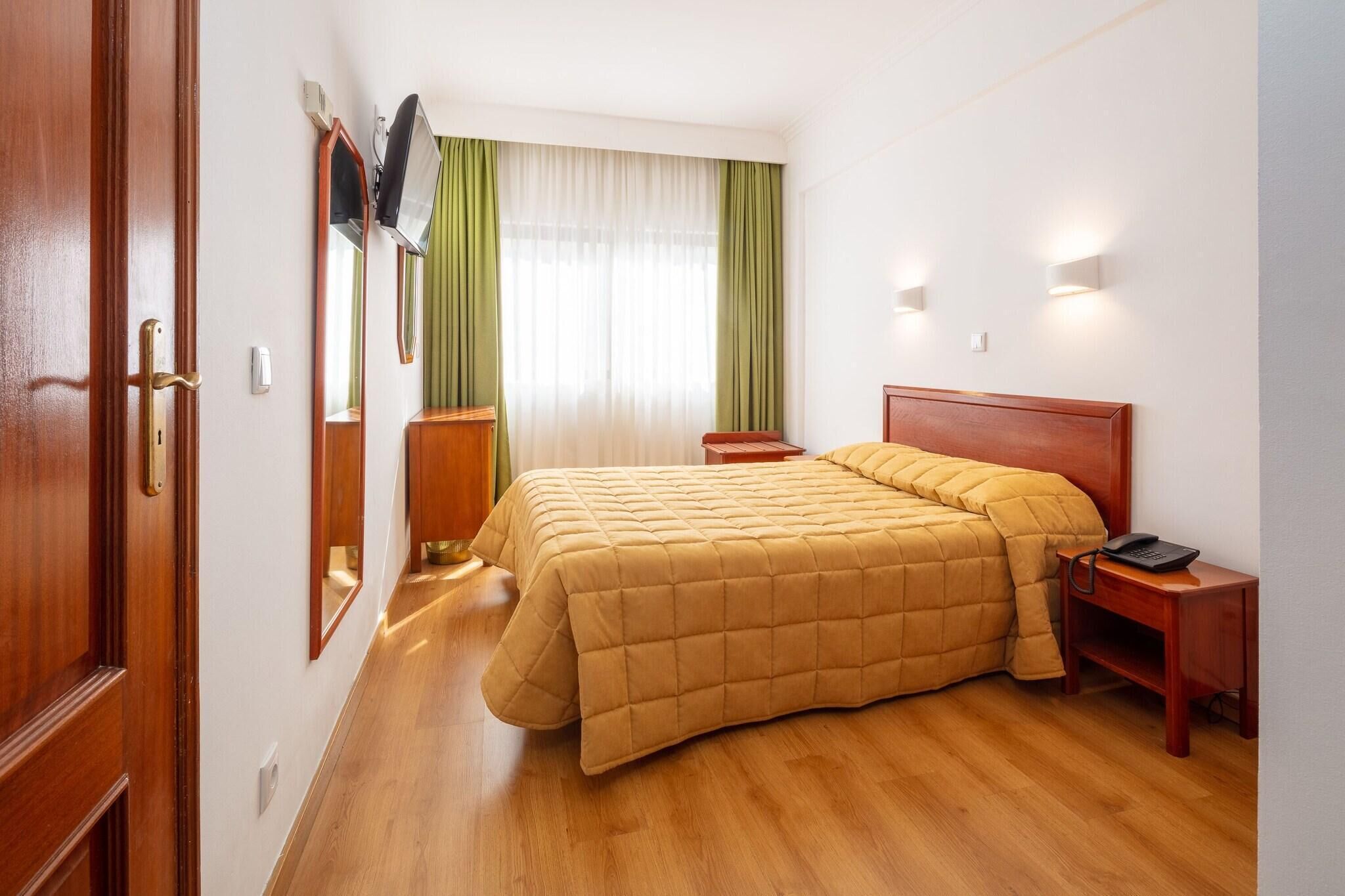 In-room safe, soundproofing, free WiFi, bed sheets