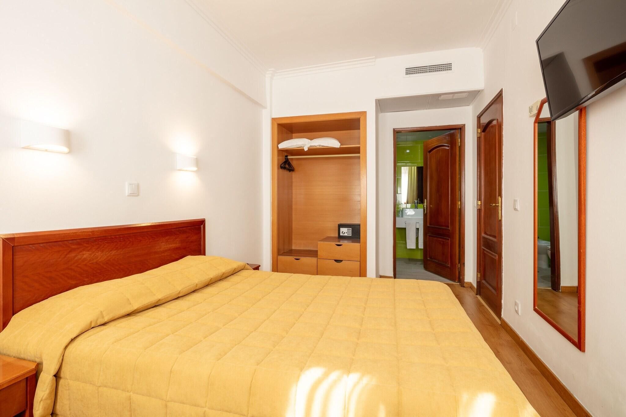 In-room safe, soundproofing, free WiFi, bed sheets