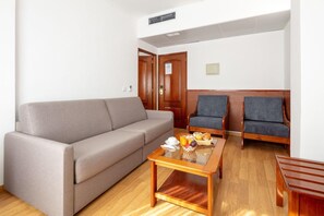 In-room safe, soundproofing, free WiFi, bed sheets - Anjos (Lisbon)