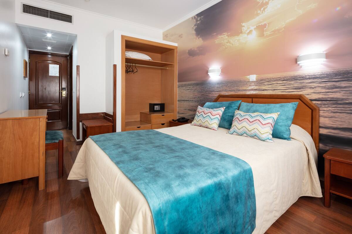 خزنة داخل الغرفة وتجهيزات عازلة للصوت وواي فاي مجانًا وملاءات أسرّة