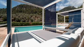 Outdoor pool, pool umbrellas, sun loungers