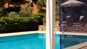 Outdoor pool, pool umbrellas, sun loungers