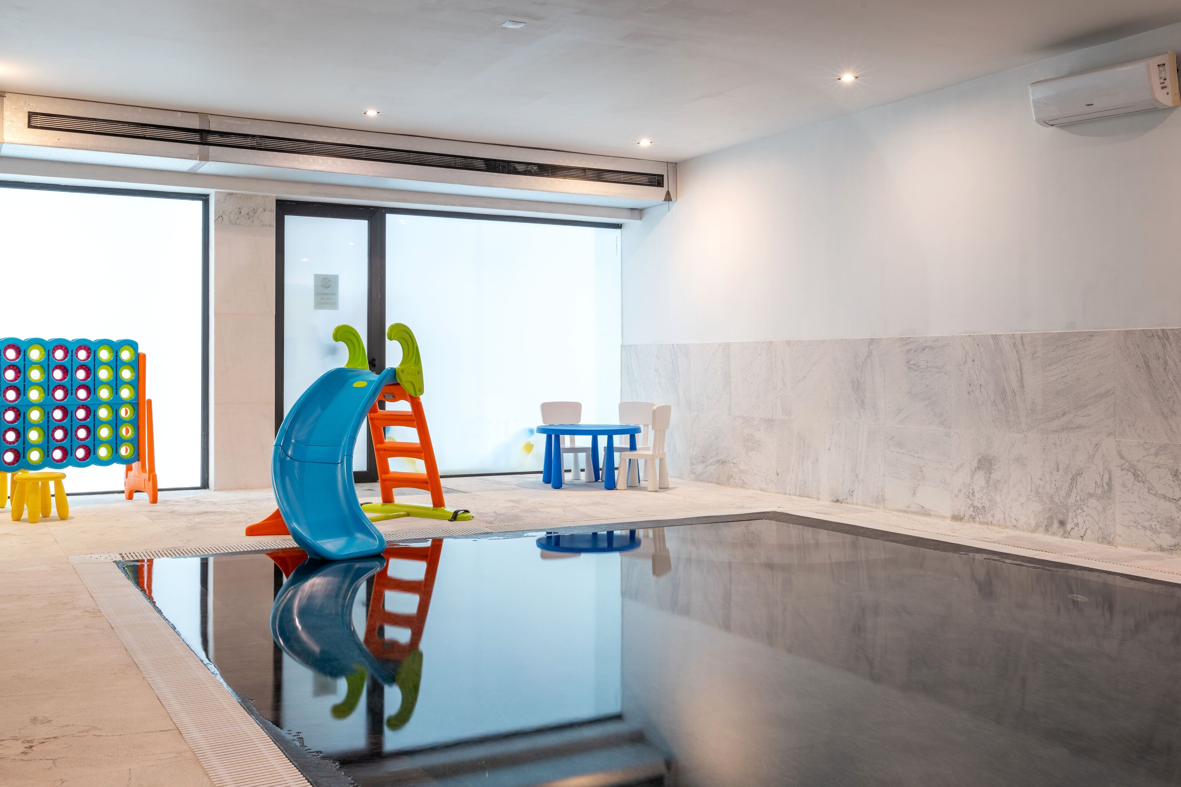 Een buitenzwembad, parasols voor strand/zwembad