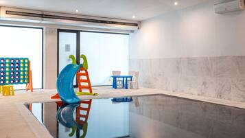 Een buitenzwembad, parasols voor strand/zwembad