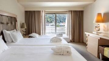 Standaard driepersoonskamer | Een minibar, een kluis op de kamer, geluiddichte muren, gratis wifi