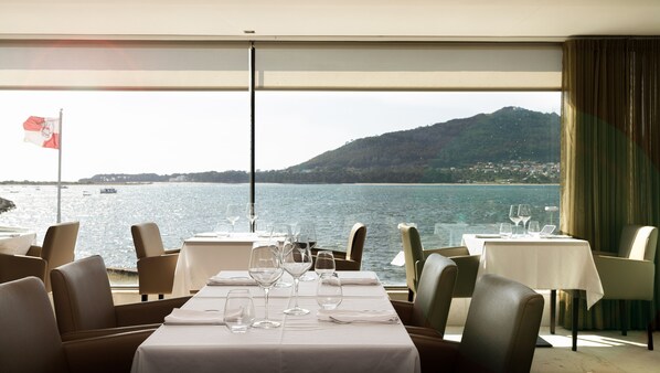 Breakfast, lunch, dinner served; Portuguese cuisine  - Hotel Porta do Sol Conference Center & Spa (Caminha)