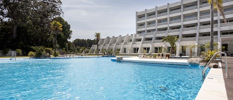 Outdoor pool, pool umbrellas, sun loungers
