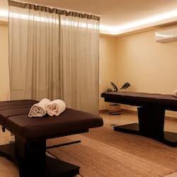 Couples treatment room(s), sauna, hot tub, steam room, body treatments