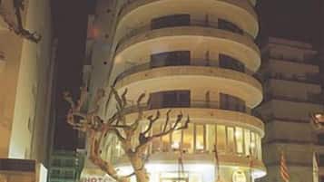 Fachada del alojamiento - Noche