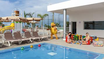 2 buitenzwembaden en ligstoelen