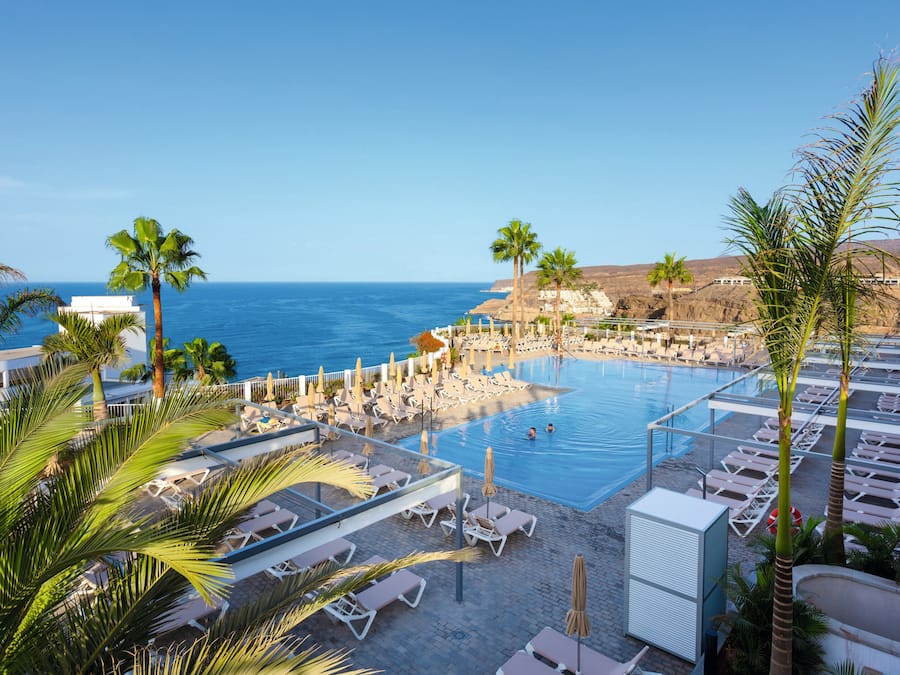 2 utomhuspooler och solstolar