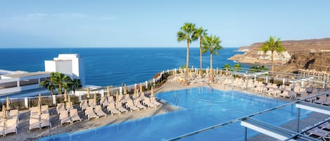 2 buitenzwembaden, ligstoelen bij het zwembad