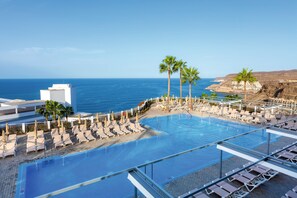 2 outdoor pools, pool loungers