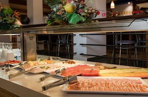 Tägliches Frühstücksbuffet gegen Gebühr