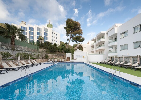 Outdoor pool, pool loungers