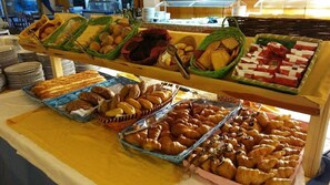 Päivittäinen buffetaamiainen maksusta