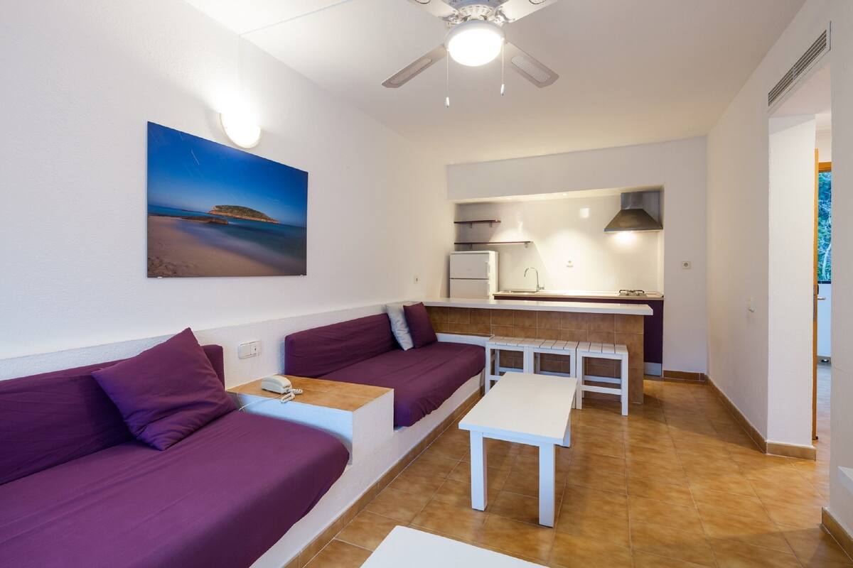 Apartemen Comfort, 1 kamar tidur, balkon | Ruang keluarga | TV layar datar