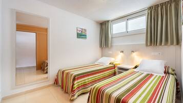 Appartement, 1 chambre, balcon, vue partielle sur la mer | 1 chambre, coffres-forts dans les chambres, bureau, rideaux occultants