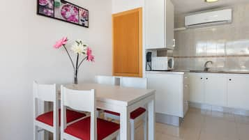 Departamento, 1 habitación, balcón, vista parcial al mar | Cocina privada | Refrigerador, microondas, parrilla de estufa y cafetera y tetera 