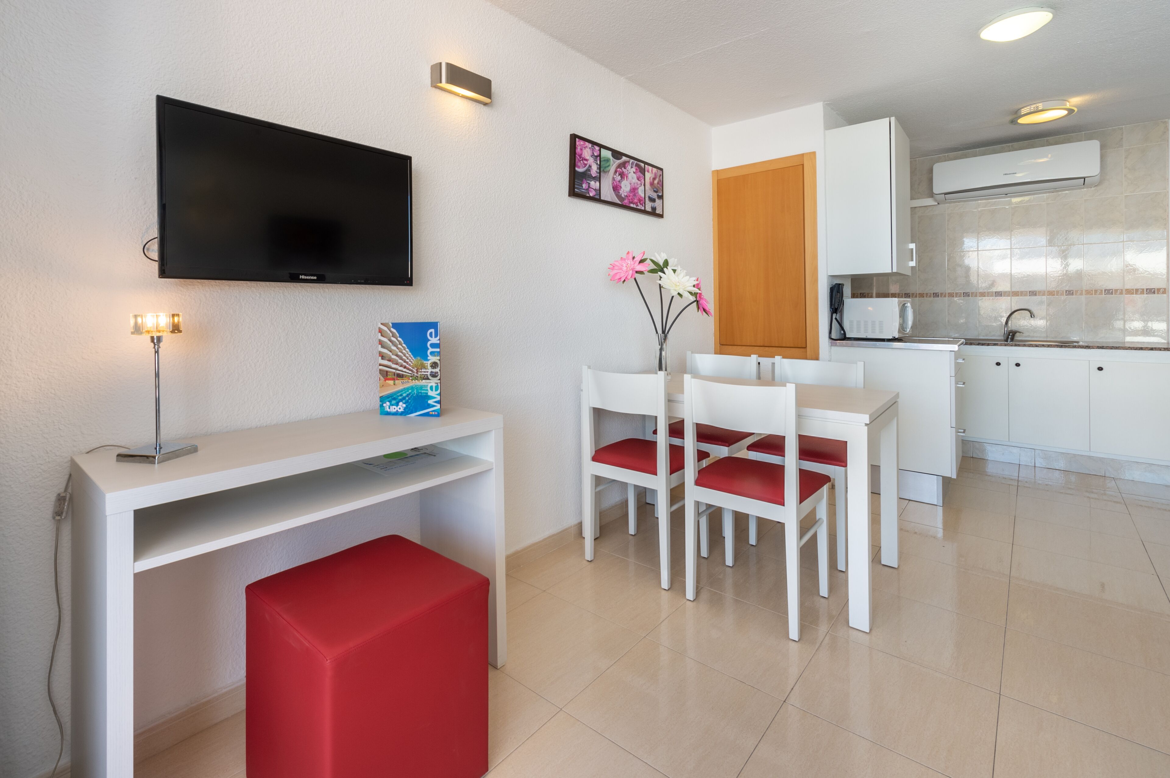 Departamento, 1 habitación, balcón, vista parcial al mar | Amenidades de baño | Tina con regadera, amenidades de baño gratuitas, secadora de cabello 