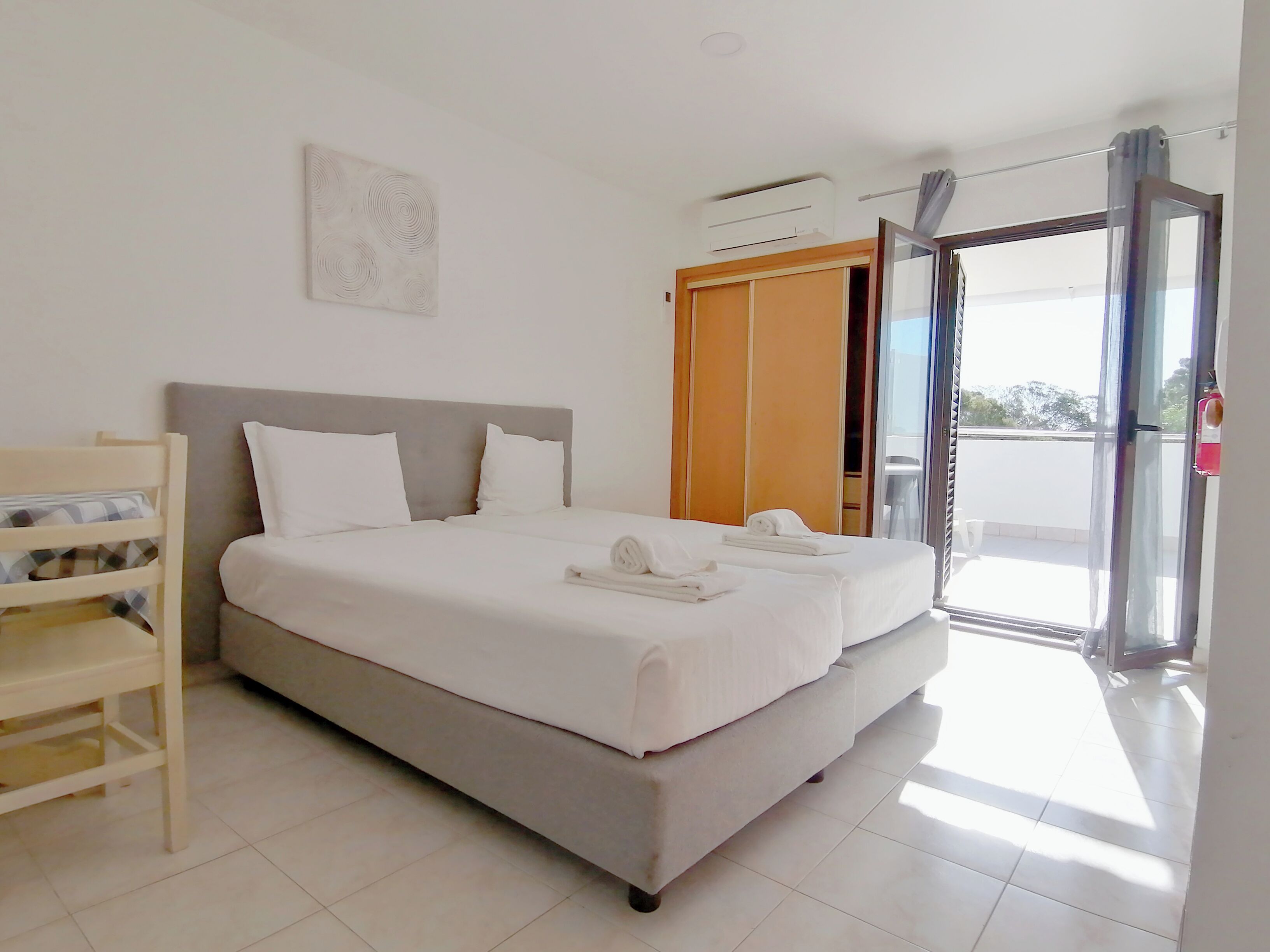 In-room safe, laptop workspace, bed sheets