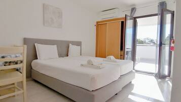 Caja de seguridad en la habitación y espacio para trabajar con laptop