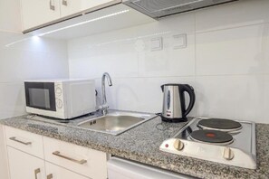 Fridge, microwave, stovetop, electric kettle - Apartamentos Vale de Carros by Portugalferias (Albufeira)