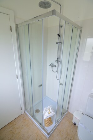 Shower, towels - Apartamentos Vale de Carros by Portugalferias (Albufeira)