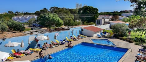 Outdoor pool, pool umbrellas, sun loungers