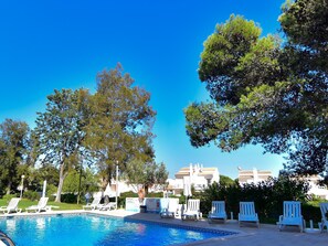Seasonal outdoor pool, pool umbrellas, pool loungers - Apartamentos Vale de Carros by Portugalferias (Albufeira)