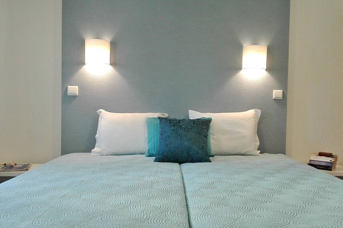 In-room safe, laptop workspace, bed sheets