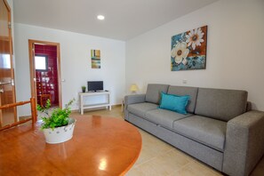 Studio | Living area | 24-cm TV with cable channels - Apartamentos Vale de Carros by Portugalferias (Albufeira)