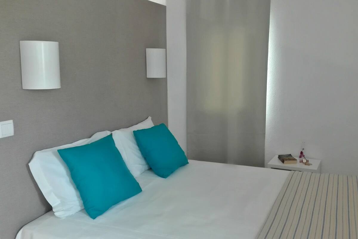 In-room safe, laptop workspace, bed sheets