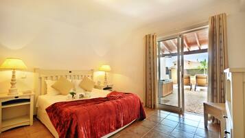 In-room safe, soundproofing, iron/ironing board, free WiFi