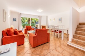 Casa de ciudad, 2 habitaciones | Área de sala de estar | Televisión y piso con calefacción 