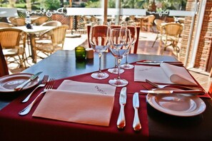 Dinner served - Jardim Da Meia Praia Hotel (Lagos)