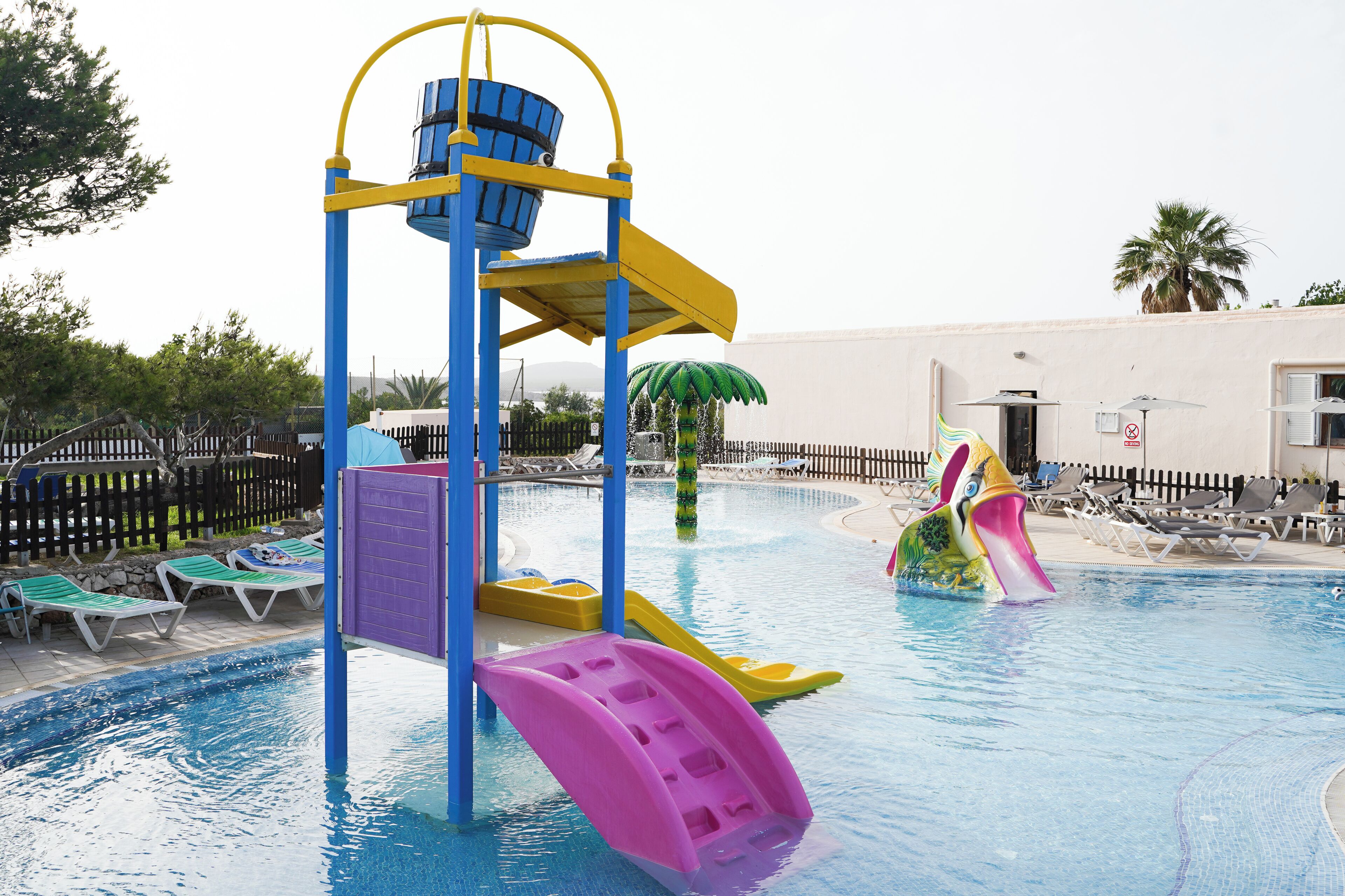 Parque acuático con toboganes y una piscina.