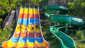 Um toboágua de vários níveis, com seções coloridas e uma piscina na base.