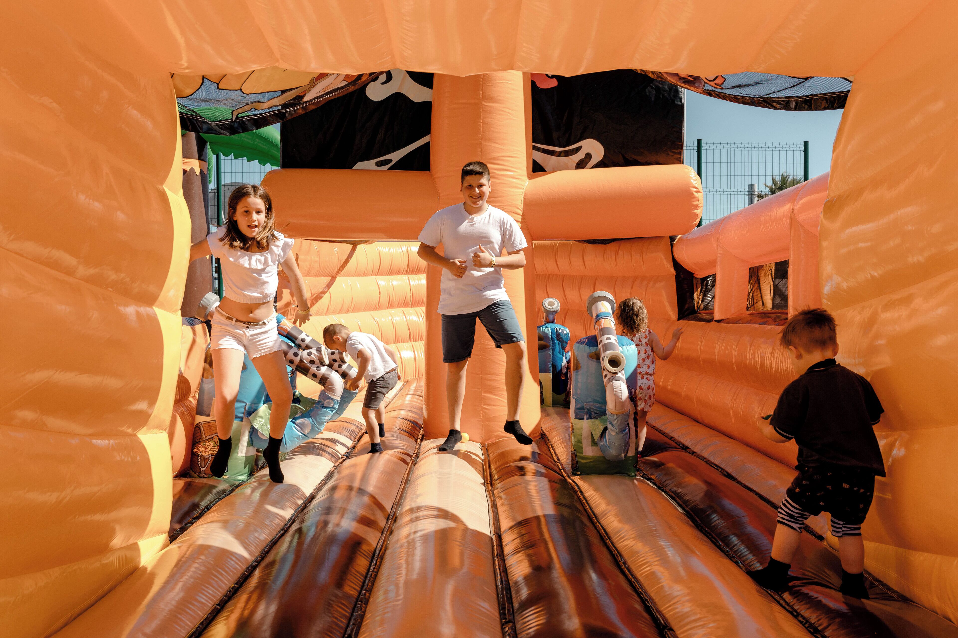 Un área de juegos inflable con toboganes y estructuras para escalar.