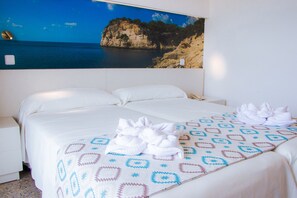 Escritorio, cortinas blackout, cunas gratuitas y wifi gratis 