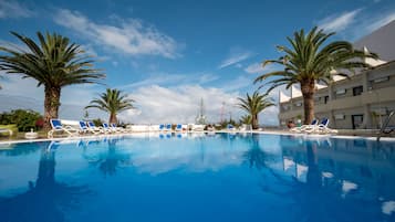 Piscine extérieure, chaises longues