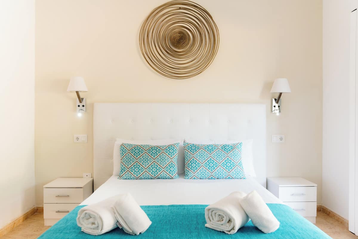 Double or Twin Room | 3 bilik tidur, peti besi dalam bilik, meja, langsir/tirai gelap terus