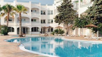 3 outdoor pools, pool umbrellas, sun loungers