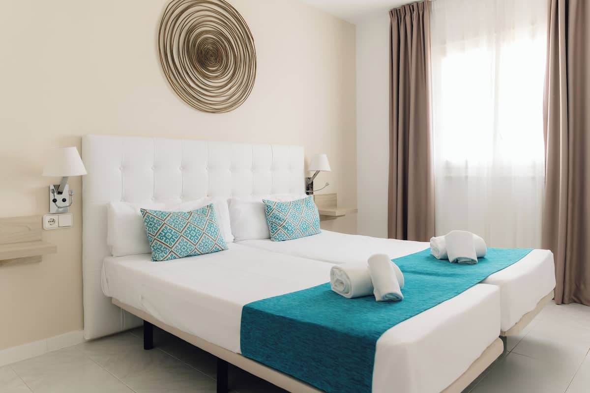 Suite, 2 Bedrooms | 3 bilik tidur, peti besi dalam bilik, meja, langsir/tirai gelap terus